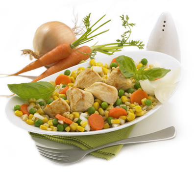 Knackiges, buntes Gemüse, mit Zitrone und Basilikum verfeinert, macht diesen Hühnchensalat zu einem köstlichen und frischen Genuss.