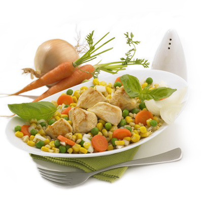 Knackiges und buntes Gemüse, verfeinert mit Zitrone und Basilikum, machen diesen Hähnchensalat zu einem köstlichen Frische-Moment.