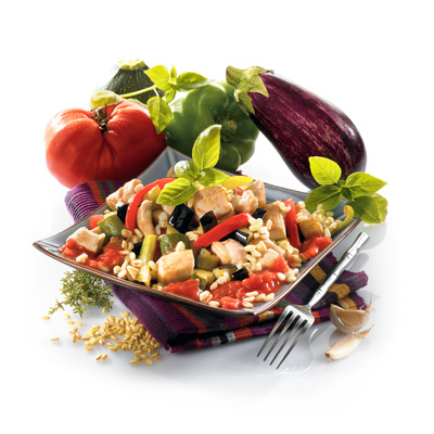 Laden Sie die Mittagssonne an Ihren Tisch ein! Tomaten, grüne Paprika, Zucchini, gebratene Auberginen vermischen sich zu einer Farandole aus buntem Gemüse. Eine schöne Art, die Provence zu probieren!